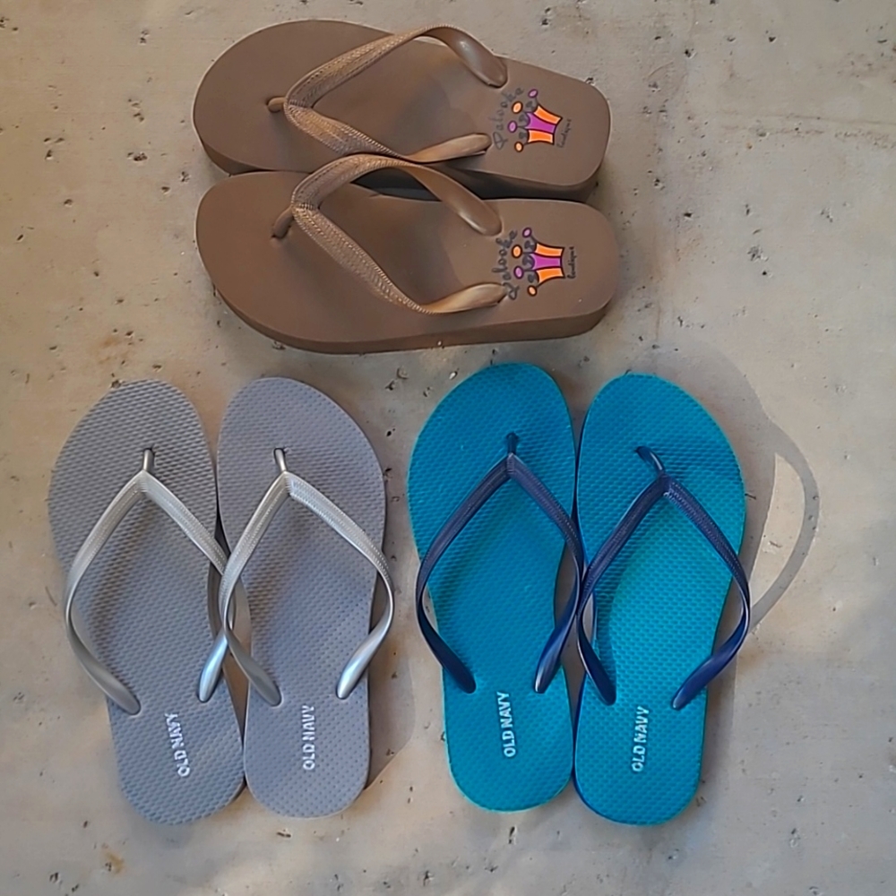 3 pairs of flip flops